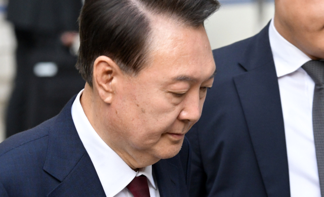 12·3 비상계엄 사태와 관련해 내란 우두머리 혐의 등으로 기소된 윤석열 전 대통령이 지난 12일 서울 서초구 서울중앙지방법원에서 열린 3차 공판을 마친 뒤 법원을 나서고 있다. 사진공동취재단