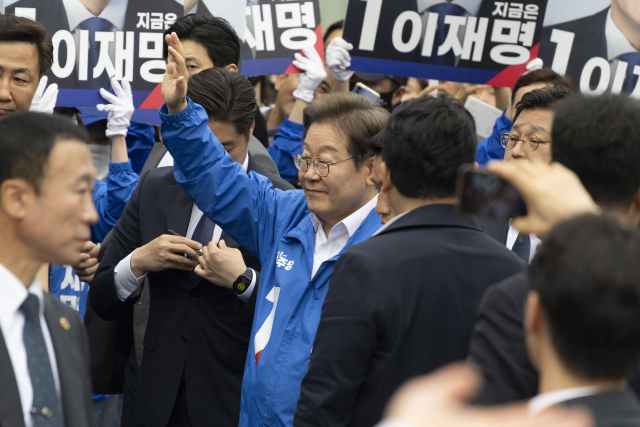 이재명 더불어민주당 대선 후보가 16일 전북 군산시 구시청광장에서 지지를 호소하고 있다. 군산=오승현 기자 2025.05.16