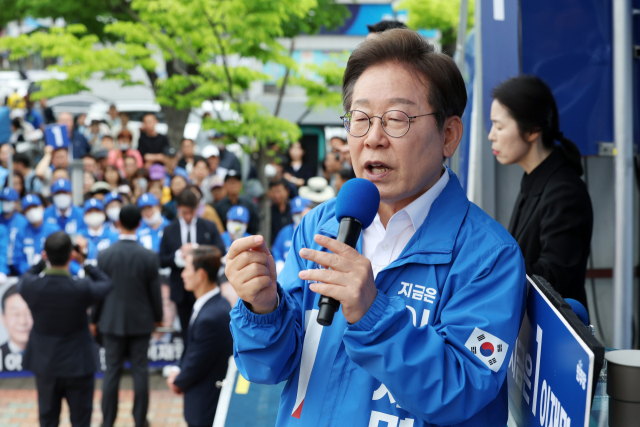 이재명 후보, 군산서 지지 호소 (군산=연합뉴스) 황광모 기자 = 더불어민주당 이재명 대선 후보가 16일 전북 군산시 구시청광장에서 열린 유세에서 지지를 호소하는 연설을 하고 있다. 2025.5.16 [공동취재] hkmpooh@yna.co.kr (끝) <저작권자(c) 연합뉴스, 무단 전재-재배포, AI 학습 및 활용 금지>