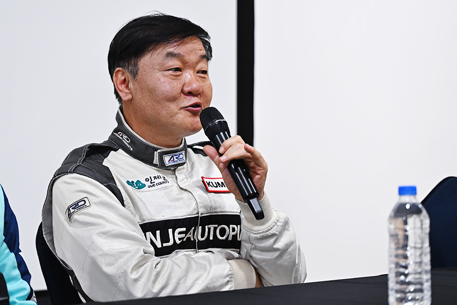 질문에 답하는 김정수 단장. 사진: 김학수 기자