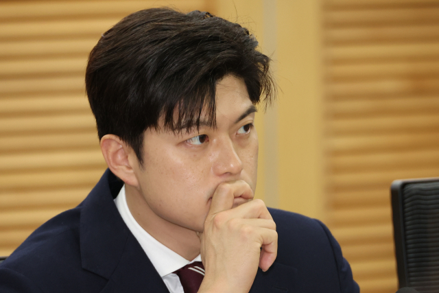 김용태 국민의힘 비상대책위원장이 16일 서울 여의도 국회 의원회관에서 열린 ‘e스포츠 지역 리그의 성공적 정착 및 발전을 위한 토론회’에서 참석자들의 발언을 듣고 있다. 연합뉴스