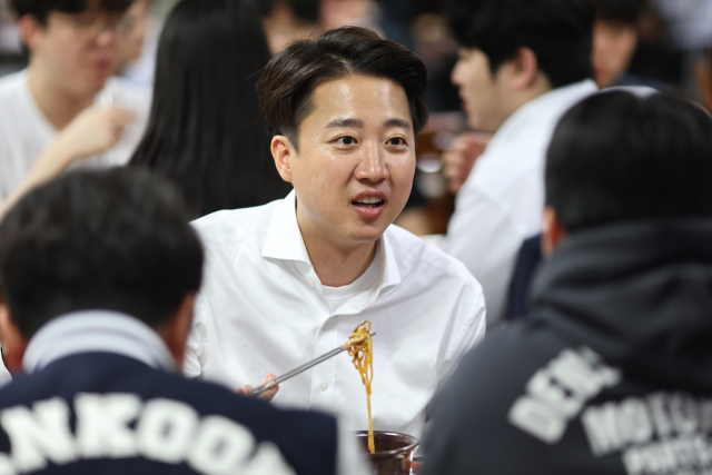이준석 개혁신당 대선 후보가 16일 충청남도 단국대 천안캠퍼스에서 진행한 ‘학식먹자 이준석’ 행사에서 학생들과 점심을 먹으며 대화를 나누고 있다. 연합뉴스