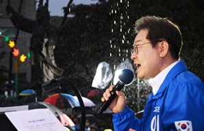 이재명, ‘사람이 곧 하늘’…정읍에서 우중유세