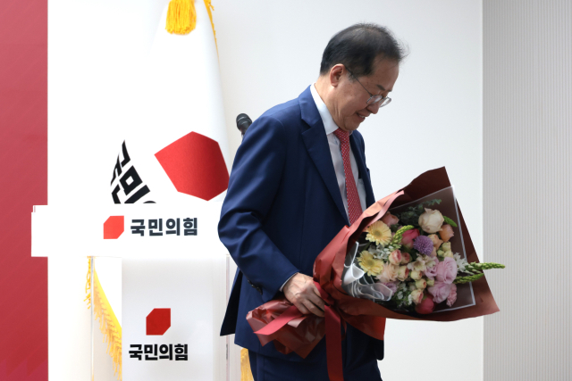 4월 29일 서울 여의도 국민의힘 당사에서 열린 제21대 대통령 후보자 국민의힘 3차 경선 진출자 발표 행사에서 경선에 탈락 후 탈당 및 정계은퇴 의사를 밝힌 홍준표 전 대구시장이 기념촬영 무대에서 내려가고 있다. 국회사진기자단