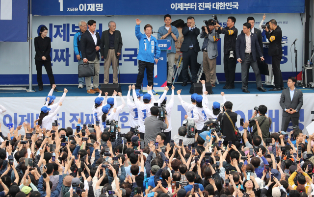 이재명 더불어민주당 대선 후보 지지자들이 16일 전북 군산시 구시청광장에서 진행된 유세에서 이 후보의 연설을 듣고 있다. 군산=오승현 기자