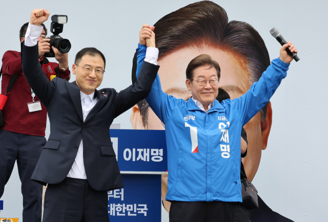 이재명 더불어민주당 대선 후보와 김상욱 무소속 의원이 16일 전북 익산시 익산역 동부광장에서 지지를 호소하고 있다. 김 의원은 국민의힘을 탈당하고, 이 후보 지지를 공식 선언했었다. 익산=오승현 기자