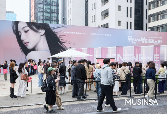 무신사 뷰티 페스타 팝업 스토어 앞에 긴 대기줄이 이어져있다. 사진 제공=무신사