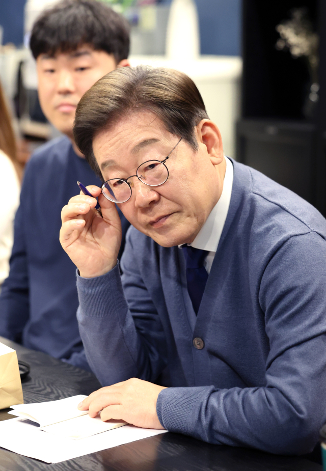 발언 듣는 이재명 후보. 공동취재단