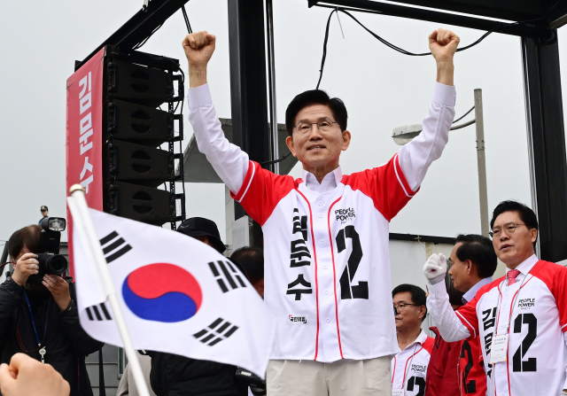 김문수 국민의힘 대선 후보가 16일 경기 수원시 팔달구 지동시장을 찾아 시민들에게 지지를 호소하고 있다. 수원=성형주 기자