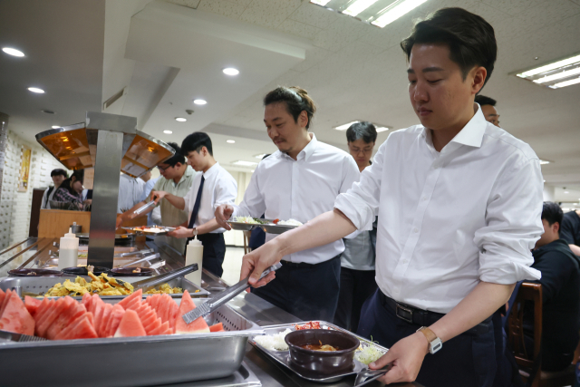 개혁신당 이준석 대선 후보가 16일 충청남도 단국대학교 천안캠퍼스에서 진행한 '학식먹자 이준석' 행사에서 점심을 배식 받고 있다. 연합뉴스