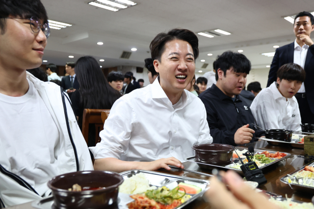 이준석 대선 후보가 16일 충청남도 단국대학교 천안캠퍼스에서 진행한 '학식먹자 이준석' 행사에서 학생들과 점심을 먹으며 대화를 나누고 있다. 연합뉴스
