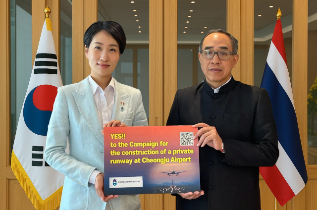 타니 상그랏(오른쪽) 주한태국대사가 '청주국제공항 민간 활주로 신설 촉구 캠페인'에 동참한 후 김수민(왼쪽) 충북도 정무부지사와 기념촬영을 하고 있다. 사진제공=충북도