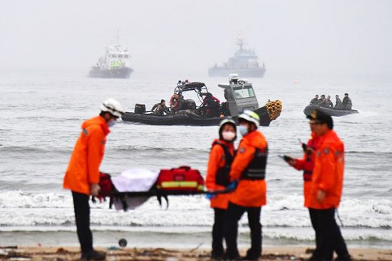119구조대와 해병대 1사단 구조대원들이 경북 포항시 남구 도구해안 사고 지점에서 해상 성능시험 도중 실종된 신형 KAAV(한국형 상륙돌격장갑차) 승무원을 수색하면서 만약을 대비해 병원으로 이송할 준비도 함께 하고 있다. 뉴스1