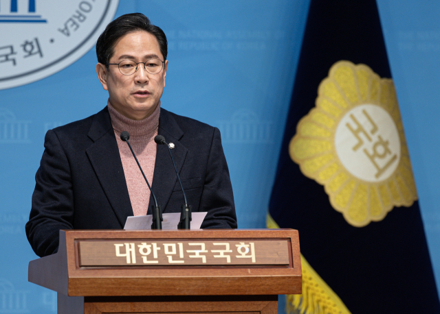 박수영 국민의힘 의원이 2일 오전 서울 여의도 국회 소통관에서 '마은혁 헌법재판관 후보자 임명 반대'를 촉구하며 무기한 단식 농성에 돌입한다고 말하고 있다. 2025.3.2/뉴스1
