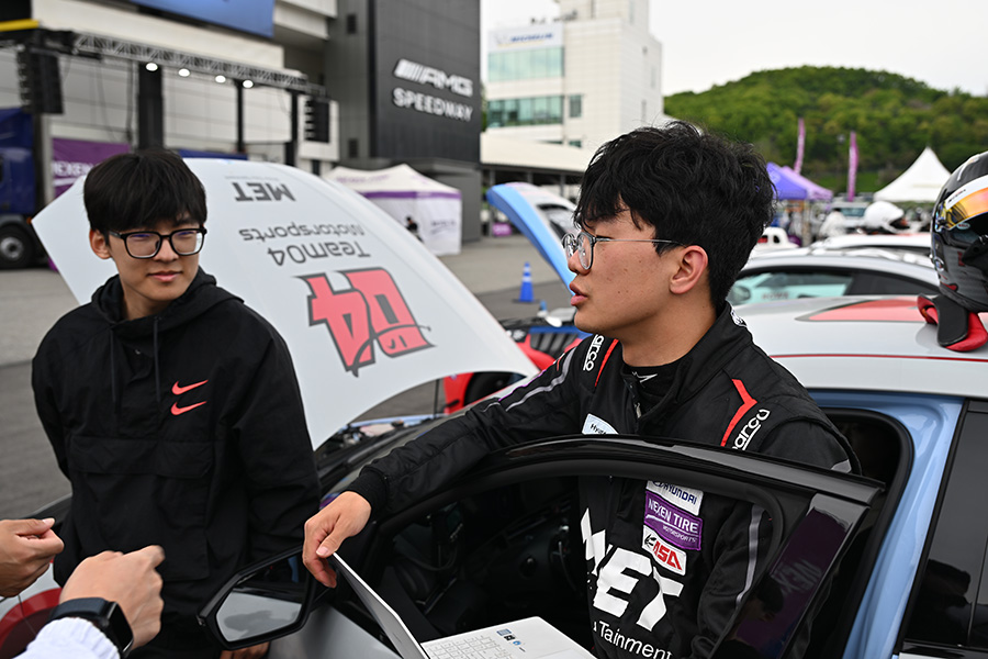 주행을 마친 후 이야기를 나누고 있는 신찬. 사진: 김학수 기자