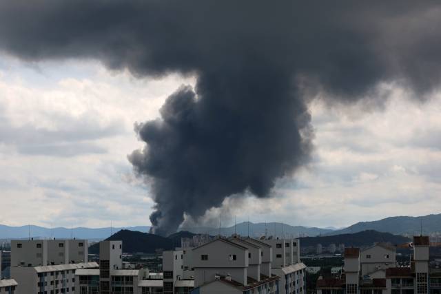 광주 광산구 송정동 금호타이어 광주공장에서 17일 불이 나 검은 연기가 치솟고 있다. 연합뉴스