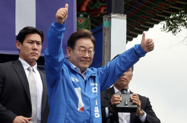 이재명 더불어민주당 대선 후보가 17일 전남 나주시 금성관 앞에서 지지를 호소하고 있다. 나주=오승현 기자