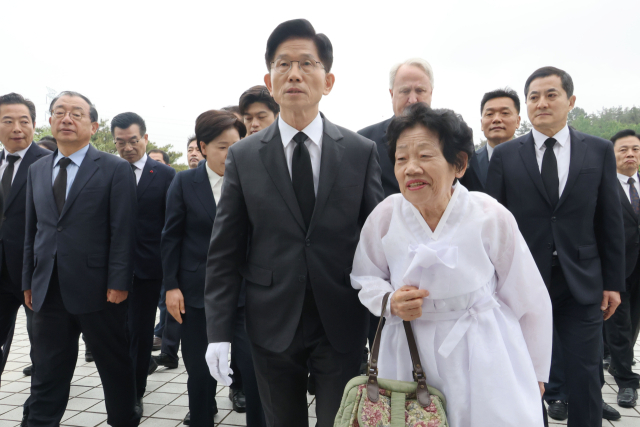 김문수 국민의힘 대선 후보가 17일 광주 북구 국립 5·18 민주묘지를 찾아 참배하기 위해 이동하고 있다. 연합뉴스