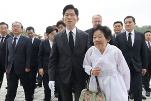 尹탈당에 반색한 국민의힘 "대선 반전의 계기"