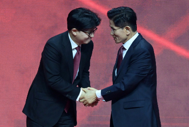 김문수 국민의힘 대선 경선 후보가 3일 경기 고양시 일산 킨텍스에서 열린 국민의힘 제5차 전당대회에서 최종 후보로 선출된 뒤 한동훈 후보와 악수하고 있다. 고양=성형주 기자