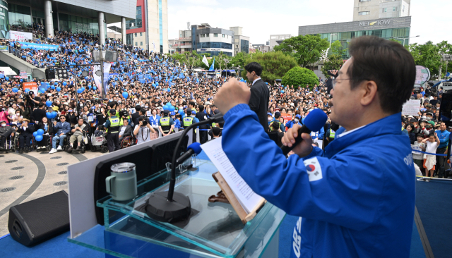 광주시민들이 17일 광주 서구 김대중컨벤션센터 광장에서 이재명 더불어민주당 후보의 유세를 보고 있다. 광주=오승현 기자