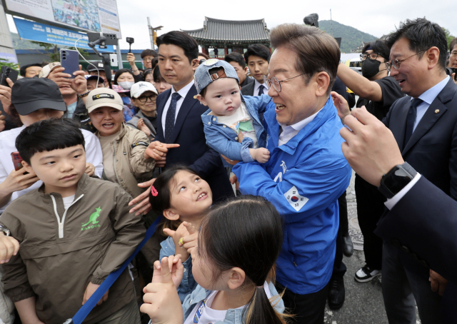 이재명 더불어민주당 대선 후보가 17일 전남 나주시 금성관 앞에서 어린이들과 기념촬영을 하고 있다. 나주=오승현 기자