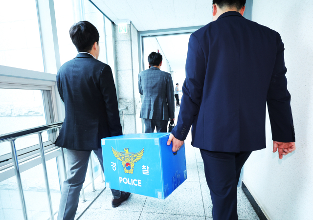 서울~양평 고속도로 노선 변경과 관련한 특혜 의혹을 수사 중인 경찰이 16일 경기도 양평군청 압수수색을 마친 뒤 압수품을 옮기고 있다. 연합뉴스