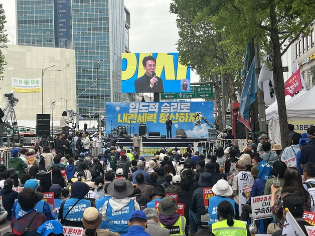 김민석 더불어민주당 최고위원이 17일 서울 서초구 서초동 교대역 9번 출구에서 열린 ‘민주정부 건설 내란세력 청산 140차 전국집중 촛불대행진’ 집회에서 발언하고 있다. 뉴스1