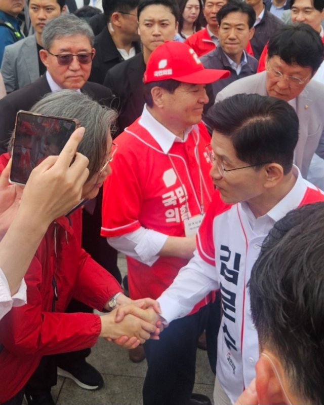 국민의힘 김문수(오른쪽) 대선 후보가 이수정 경기 수원정 당협위원장과 악수하고 있다. 이수정 당협위원장 페이스북