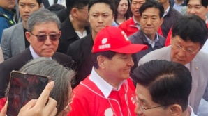 "ㅎㅎ 어떡하냐 문수야" 다음 '급수정' 논란 이수정, 김문수 만나 '두 손 악수'