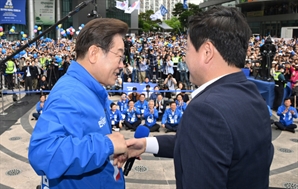 김상욱 이어 김용남 품에 안은 이재명