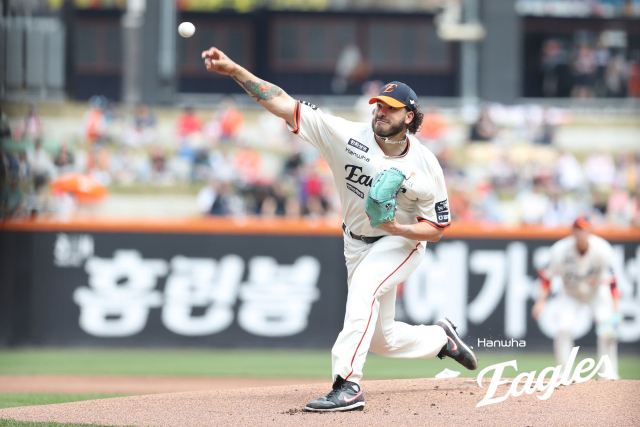 한화 '에이스' 폰세, SSG전서 18K 쾌투…KBO 최다 탈삼진 타이