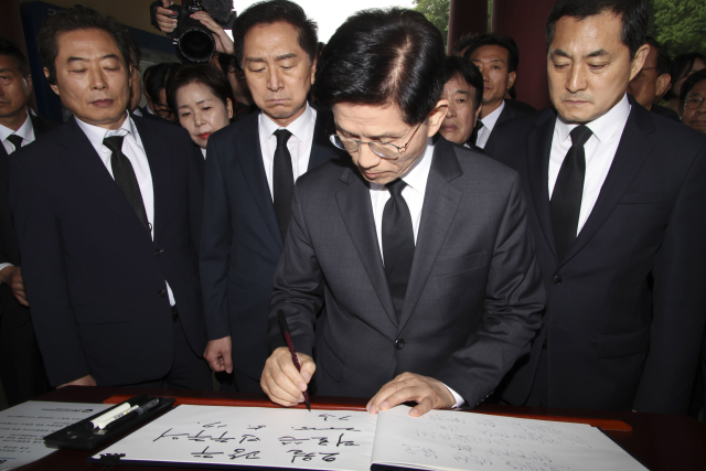 김문수 국민의힘 대선 후보가 제45주년 5.18 민주화운동 기념일을 하루 앞둔 17일 광주 북구 5.18 민주묘지를 방문해 방명록을 작성하고 있다. 광주=오승현 기자 2025.05.17
