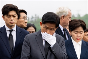 5·18 묘역 향한 김문수, 눈물·콧물로 호남에 호소…기념식은 '불참'