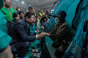 "피해 신속히 복구되길" 금호타이어 공장 화재 대피소 찾은 이재명