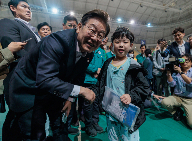 이재명 더불어민주당 대선 후보가 17일 대형 화재가 발생한 광주 광산구 금호타이어 광주공장 인근 주민들이 대피한 광주 광산구 광주여자대학교 시립유니버시아드체육관을 찾아 주민들을 위로하고 있다. 광주=오승현 기자 2025.05.17