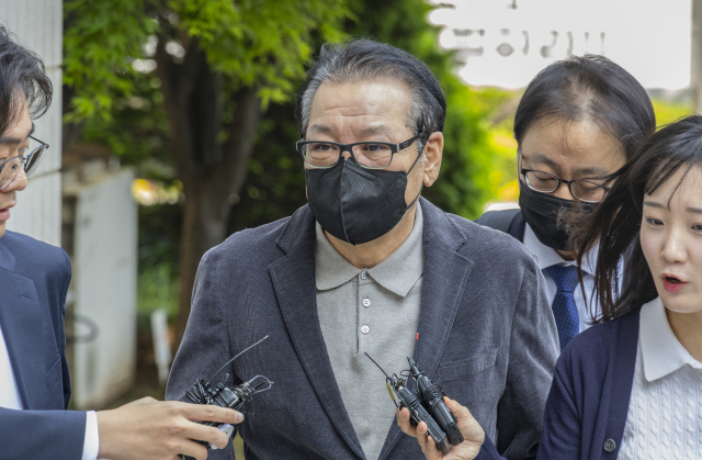 2018년 지방선거 공천헌금 의혹 혐의를 받는 ‘건진법사’ 전성배 씨가 이달 12일 서울 양천구 서울남부지법에서 열린 1심 두 번째 공판에 출석하고 있다. 연합뉴스