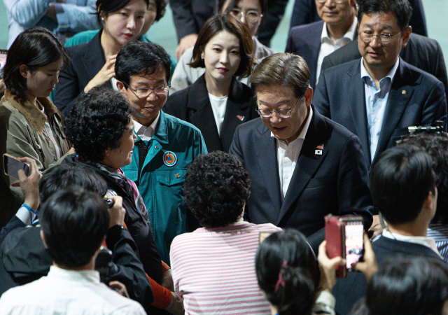이재명 더불어민주당 대선후보가 17일 광주광역시 광산구 광주여대 체육관에 마련된 금호타이어 공장 화재 이재민 대피소를 찾아 이재민들을 위로하고 있다. 광주=오승현 기자