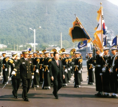 지난 1998년에 건군 50주년을 기념해 대한민국 최초로 진해와 부산에서 열린 국제관함식에 김대중 전 대통령이 참석해 의장대 사열을 받고 있다. 연합뉴스
