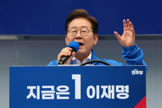 이재명 더불어민주당 대선후보가 17일 광주광역시 서구 김대중컨벤션센터 광장에서 열린 집중 유세에서 지지를 호소하는 연설을 하고 있다. 연합뉴스