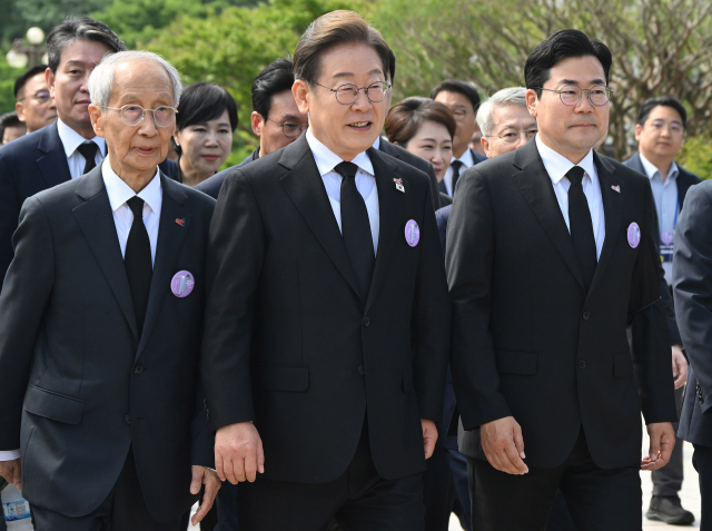 이재명 더불어민주당 대선 후보가 18일 광주 북구 국립5·18민주묘지에서 열린 '제45주기 5·18 민주화운동기념식'에 참석하고 있다. 광주=오승현 기자