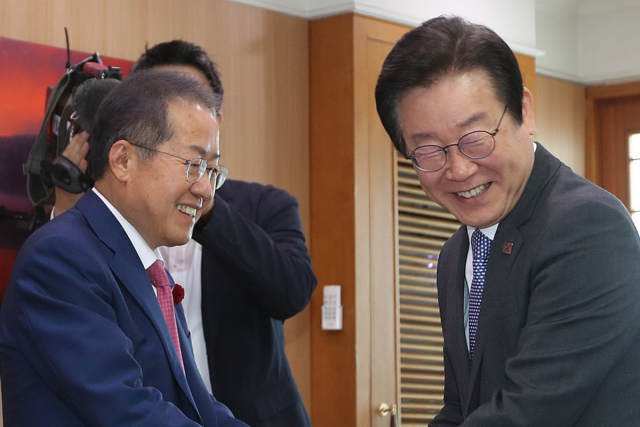 2023년 5월10일 이재명 당시 더불어민주당 대표가 대구시청 산격청사를 찾아 홍준표 대구시장과 악수를 하고 있다. 뉴스1