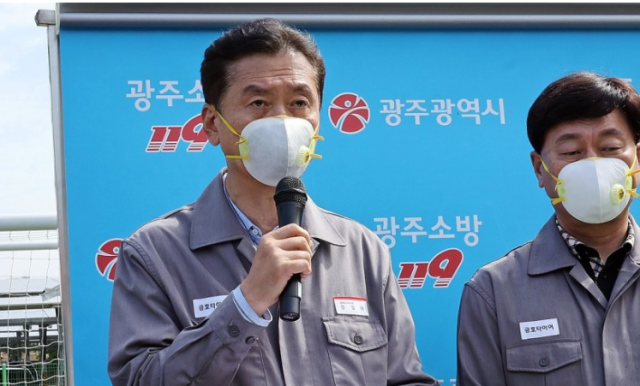정일택(왼쪽) 금호타이어 대표이사가 18일 광주 광산구 금호타이어 광주공장에서 사과문을 발표하고 있다. 사진=연합뉴스