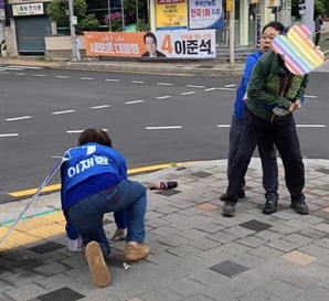 "이재명 XXX" 폭언 70대, 선거운동원 이어 경찰도 '퍽퍽'…극단 치닫는 갈등