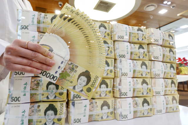 현금 없는 사회 성큼…“ATM 수수료 현실화 등 정책 지원 절실”