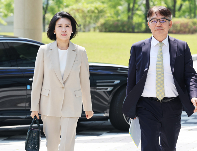 공직선거법 위반 혐의로 기소돼 1심에서 벌금형을 선고받은 이재명 더불어민주당 대선 후보 배우자 김혜경 씨가 12일 경기도 수원시 영통구 수원고등법원에서 열린 항소심 선고공판에 출석하고 있다. 연합뉴스