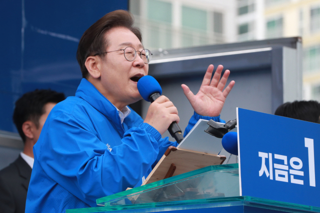 이재명 더불어민주당 대선 후보가 17일 수많은 인파가 운집한 광주 서구 김대중컨벤션센터 광장에서 지지를 호소하고 있다. 광주=오승현 기자