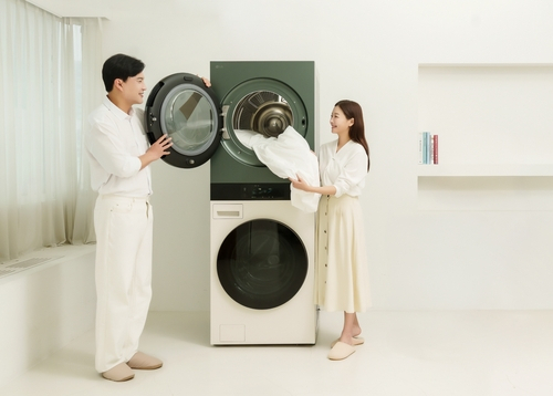 LG전자 모델이 원바디 세탁건조기 ‘트롬 워시타워’를 소개하고 있다. 사진제공=LG전자