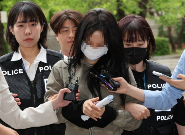 축구 국가대표팀 주장 손흥민의 아이를 임신했다고 주장하며 손씨에게 돈을 뜯어내려 한 20대 여성 A씨가 17일 영장실질심사를 받기 위해 서울중앙지법에 들어서고 있다. 연합뉴스