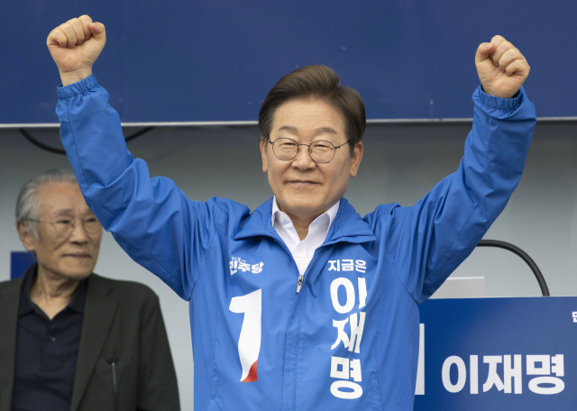 이재명 더불어민주당 대선 후보가 지난 16일 전북 군산시 구시청광장에서 지지를 호소하고 있다. 군산=오승현 기자